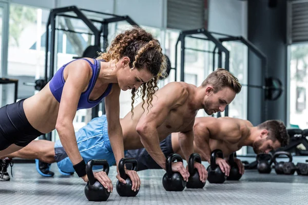 Muskulös idrottare på planka position — Stockfoto