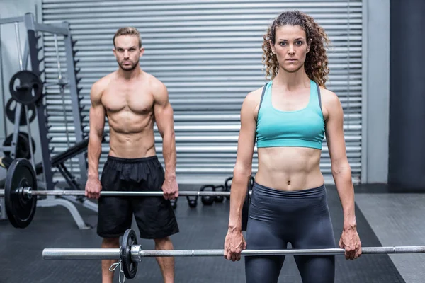 Muskulös par lyft vikt tillsammans — Stockfoto
