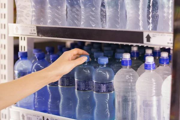 Una mujer tomando una botella de agua — Foto de Stock