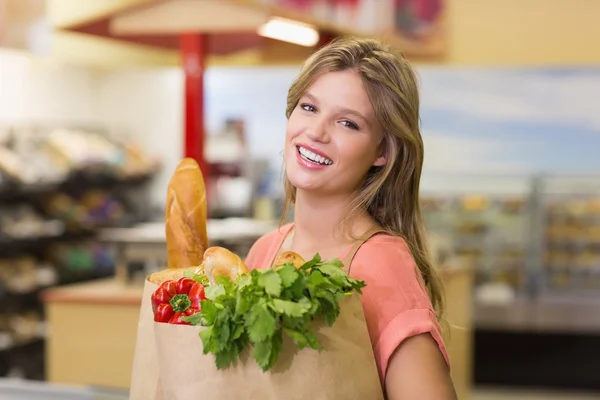 Retrato de mujer rubia bastante sonriente comprando productos alimenticios —  Fotos de Stock
