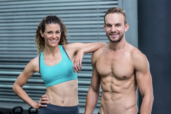 Muscular couple looking at camera — Stock Photo, Image