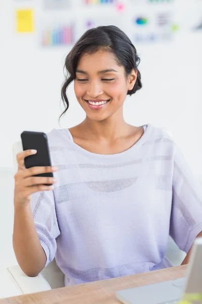 Vrij casual zakenvrouw werken bij receptie — Stockfoto