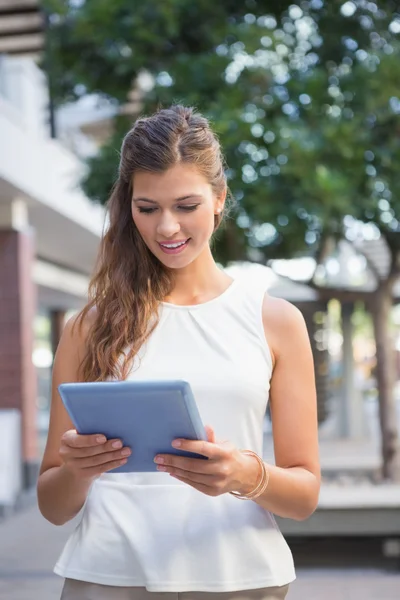 Leende kvinna som använder Tablet PC: n — Stockfoto