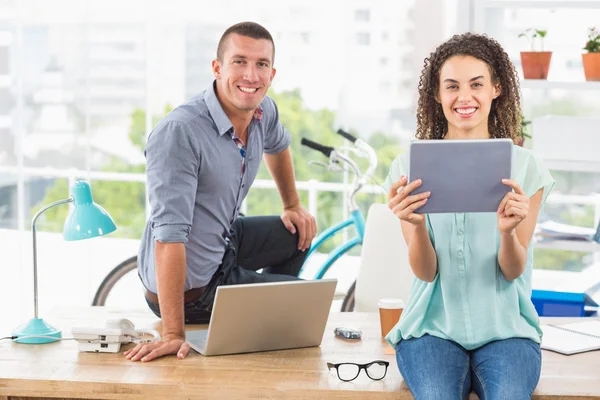 Lachende creatieve business team kijken naar de camera — Stockfoto