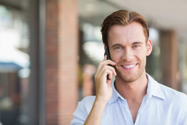 Un hombre sonriente feliz llamando — Foto de Stock