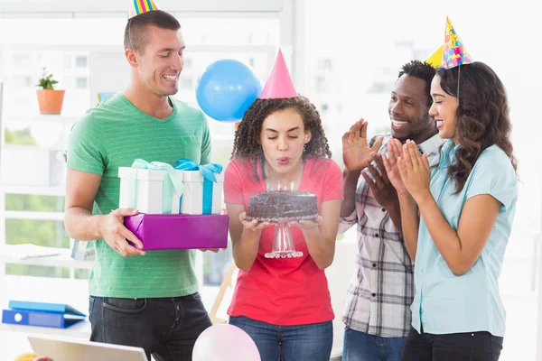 Zakenvrouw blazen de kaarsen op haar verjaardag cake — Stockfoto