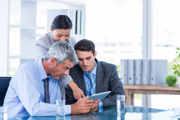 Mensen uit het bedrijfsleven kijken naar tablet pc — Stockfoto