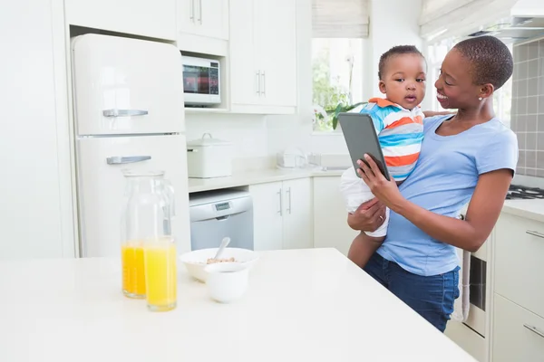 Feliz sorrindo mãe com seu babyboy — Fotografia de Stock