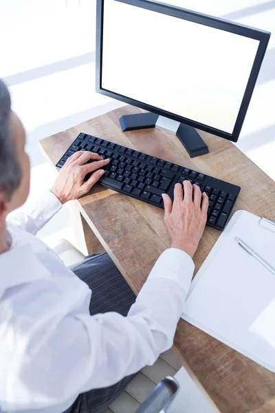 Een zakenvrouw met behulp van haar computer — Stockfoto