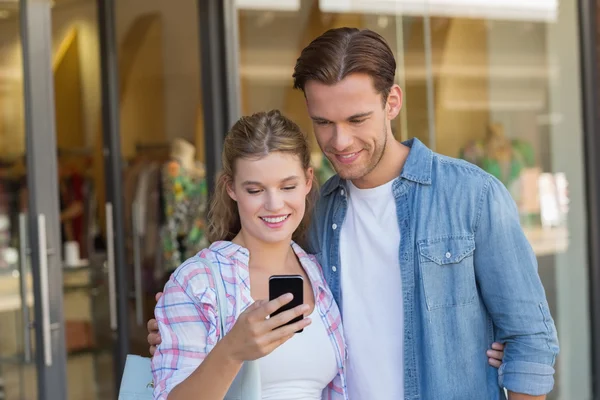 Happy couple looking at smartphone — Stock Photo, Image