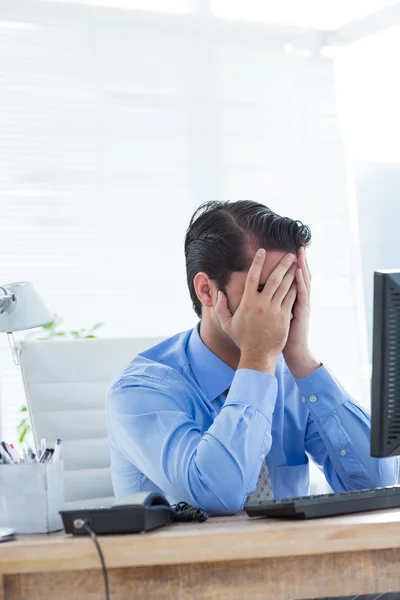 Seriös affärsman sitter på stol — Stockfoto