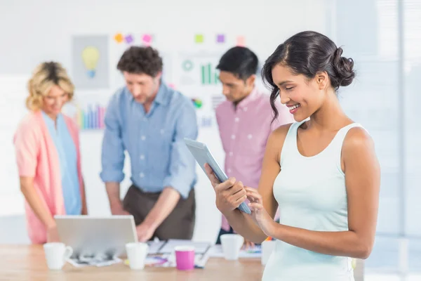 Mulher de negócios casual usando tablet digital — Fotografia de Stock