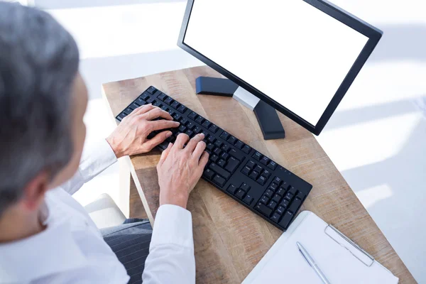 Eine Geschäftsfrau mit ihrem Computer — Stockfoto