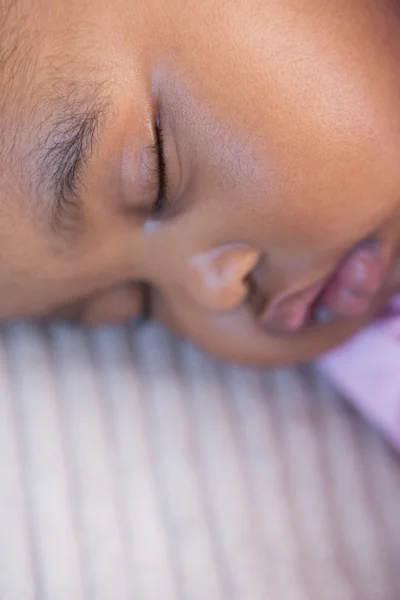 Kleines Mädchen schläft auf dem Sofa — Stockfoto