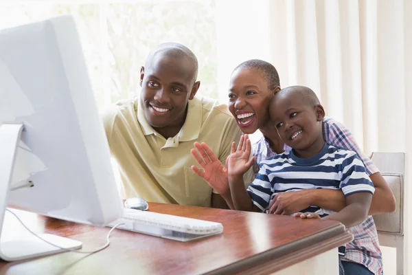 Feliz sorrindo família chattting com computador — Fotografia de Stock