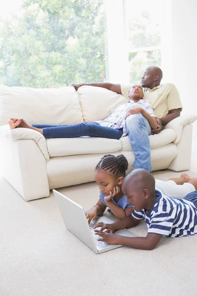 Irmãos felizes usando seu laptop — Fotografia de Stock