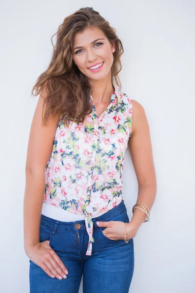 Sorrindo jovem mulher — Fotografia de Stock