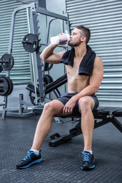 Hombre muscular bebiendo cóctel de proteínas — Foto de Stock