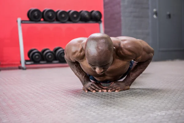 Genç vücut geliştirmeci excercises yapıyor — Stok fotoğraf