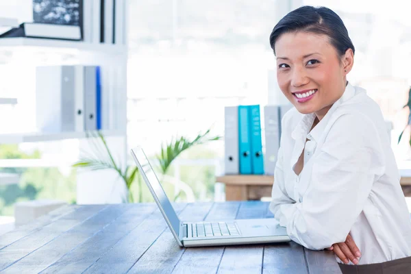 Happy businesswoman looking at camera — Stock Photo, Image