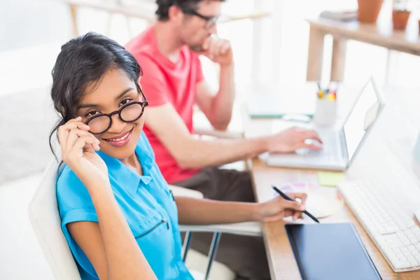 Smiling casual business team working together — Stockfoto