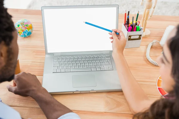 Collega's brainstormen en wees laptop scherm — Stockfoto