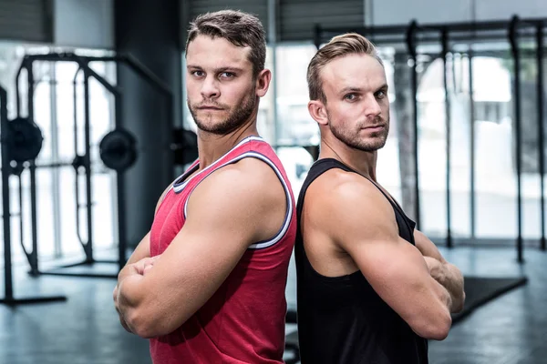 Homens musculosos dando de volta para trás — Fotografia de Stock