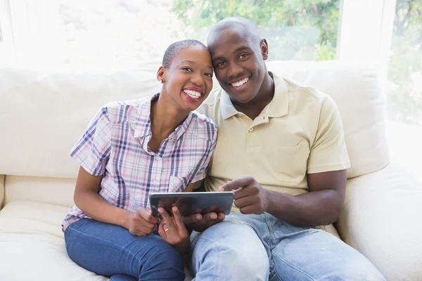 Porträt eines glücklich lächelnden Paares mit digitalem Tablet — Stockfoto