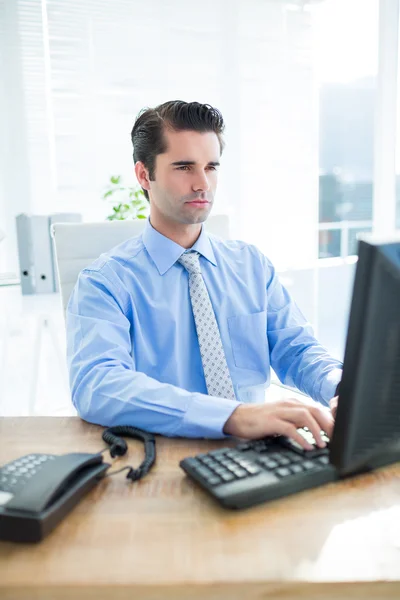 Zakenman met behulp van de computer — Stockfoto