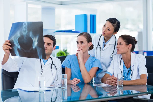 Team med läkare titta på xray — Stockfoto