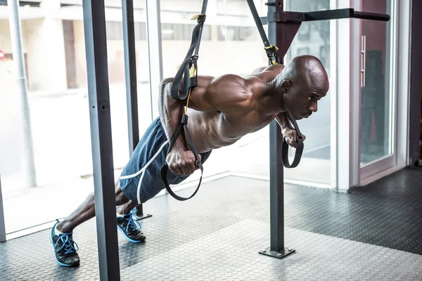 Young bodybuilder doing excercises — Stock Photo, Image