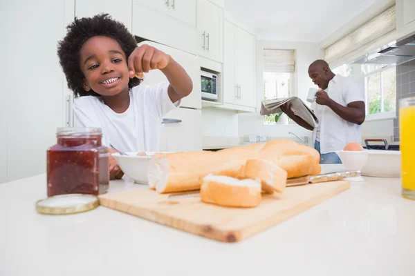 Vater und Sohn frühstücken — Stockfoto