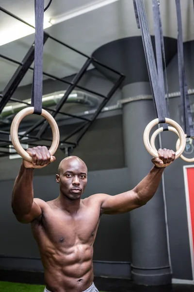 Young Bodybuilder ο ίδιος ανύψωση πάνω και κάτω — Φωτογραφία Αρχείου