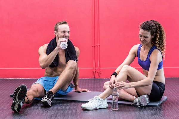 Paar samen praten op crossfit fitnessruimte — Stockfoto