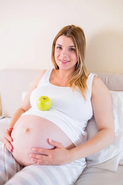 Kobieta w ciąży z apple w brzuch — Zdjęcie stockowe