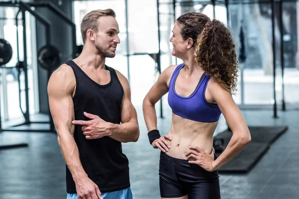 Een gespierde paar samen bespreken — Stockfoto