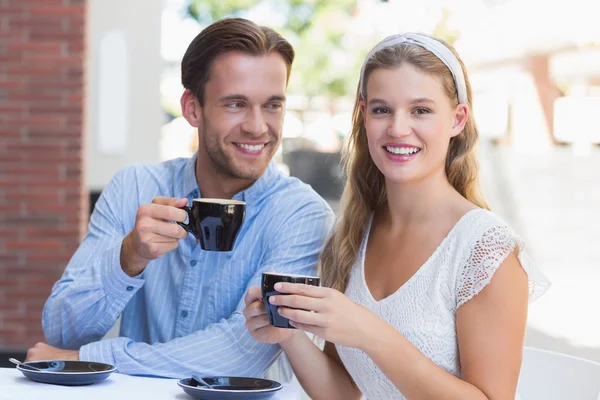 Söt par dricka en kaffe tillsammans — Stockfoto