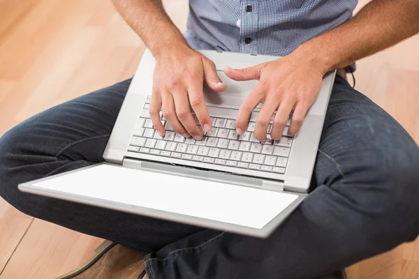 Молодой креативный бизнесмен работает на ноутбуке — стоковое фото