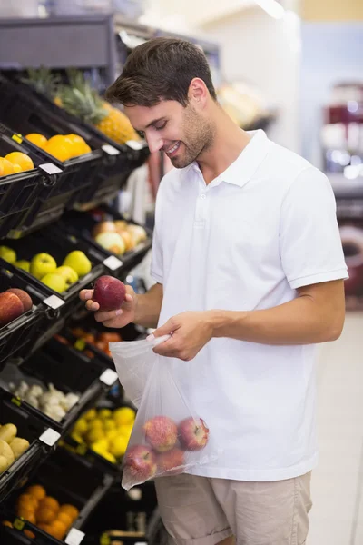 Mann kauft Obst im Supermarkt — Stockfoto