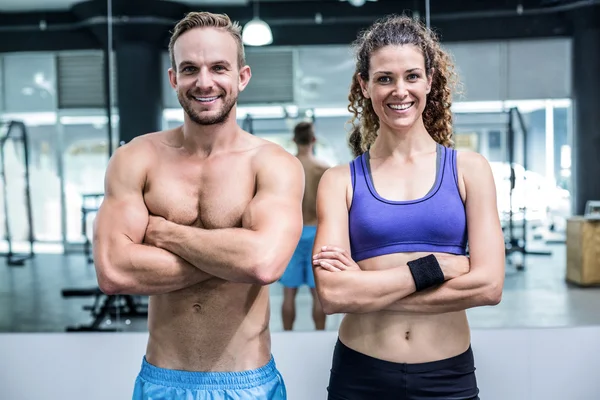 Pareja muscular con los brazos cruzados —  Fotos de Stock