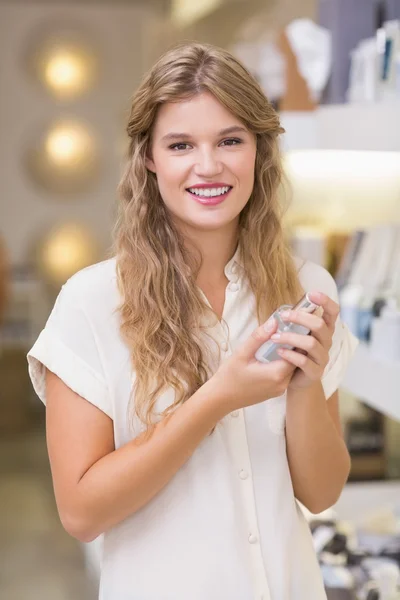 Eine hübsche blonde Frau in einer Parfümerie — Stockfoto