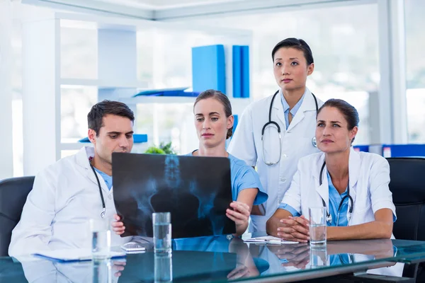 Equipo de médicos mirando rayos X — Foto de Stock