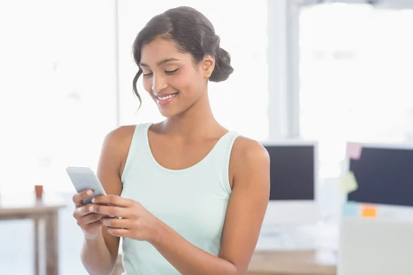 Lächelnde Geschäftsfrau bei der Arbeit — Stockfoto