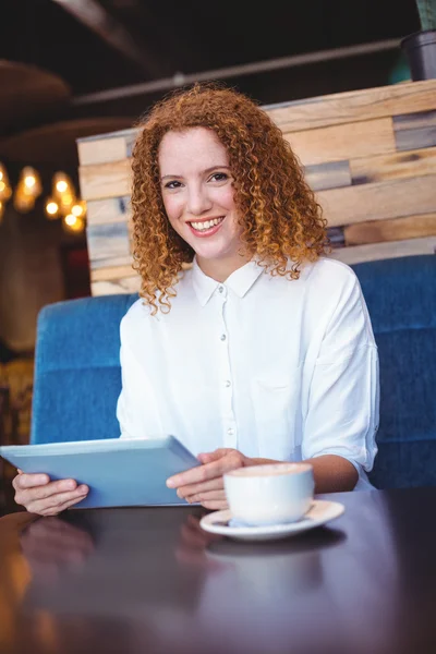 Chica usando tableta en la mesa —  Fotos de Stock