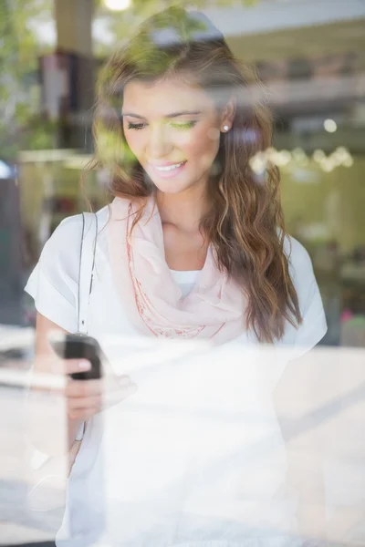 Akıllı telefon kullanan gülümseyen kadın. — Stok fotoğraf