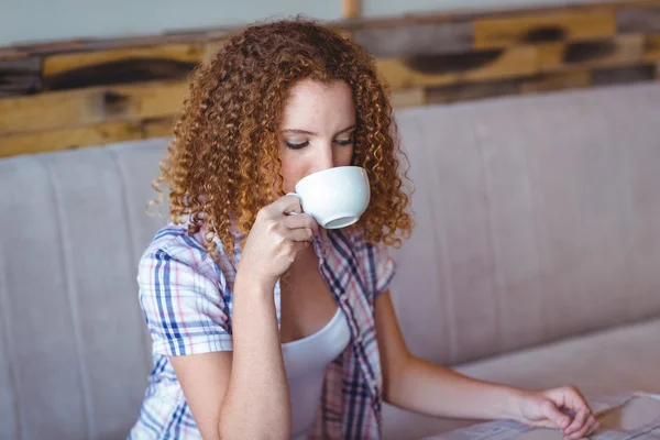 Cabelo encaracolado menina desfrutando xícara de café — Fotografia de Stock