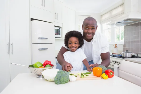 Kleiner Junge kocht mit seinem Vater — Stockfoto