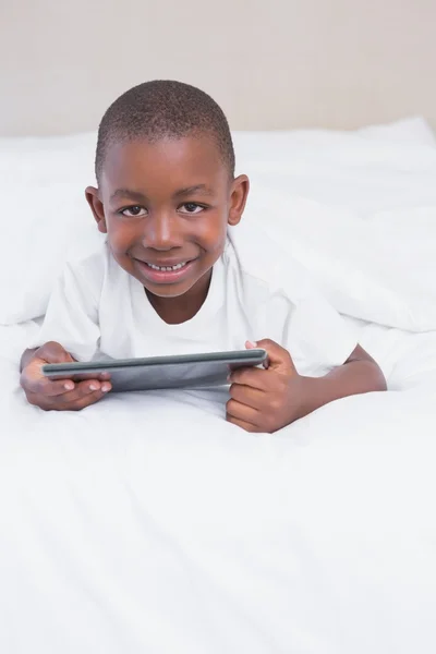Portrait d'un beau petit garçon utilisant une tablette numérique — Photo