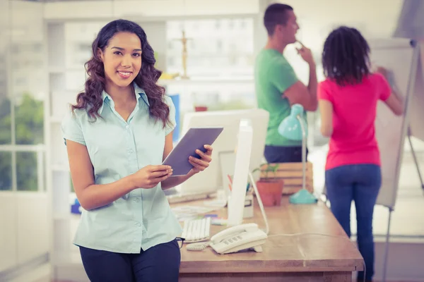 Sourire jeune femme en utilisant une tablette numérique — Photo