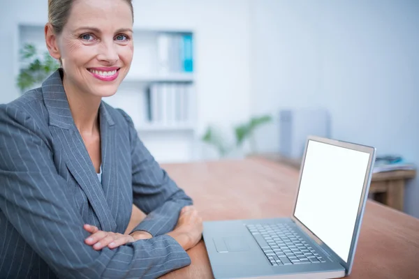 Sorridente donna d'affari davanti al suo computer portatile — Foto Stock